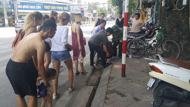 Người đàn ông nằm ăn vạ giữa đường Cát Linh, Hà Nội - Ảnh 4.
