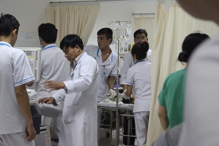  Các bác sỹ đang cấp cứu cho nạn nhân trong tình trạng nguy cấp 
