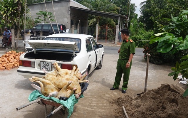 Phat hien thit de doi mau, hoi thoi sap tuon vao nha hang hinh anh 1