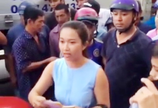 Hai co gai truy giay to tuan tra cua CSGT khi bi kiem tra xe hinh anh 1