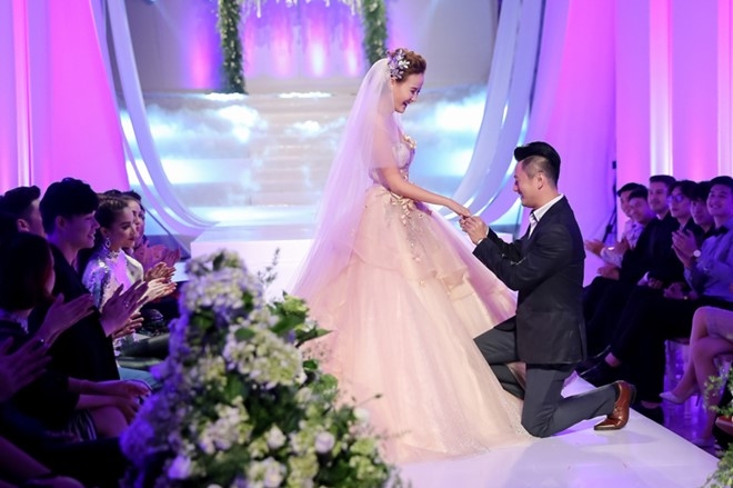 Mai Ngo che Diep Linh Chau catwalk nhu dan ong mac vay hinh anh 4