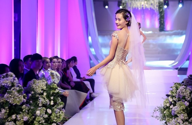 Mai Ngo che Diep Linh Chau catwalk nhu dan ong mac vay hinh anh 5