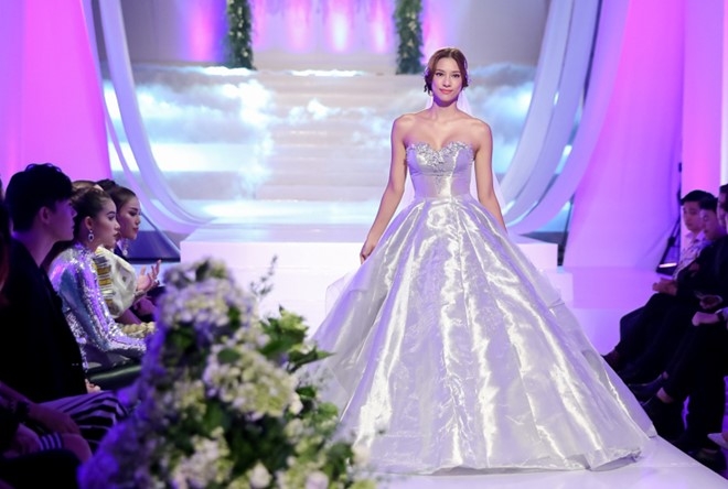 Mai Ngo che Diep Linh Chau catwalk nhu dan ong mac vay hinh anh 10