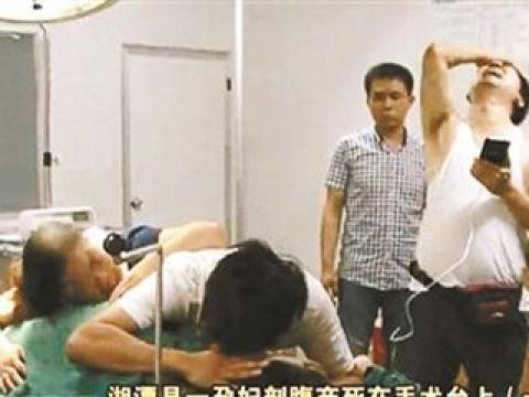 Phẫn nộ: Sản phụ mất máu tử vong, y bác sĩ vẫn vô tư buôn chuyện - Ảnh 2.