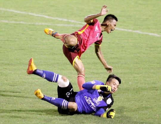 Thủ môn Bửu Ngọc phi cả hai chân vào triệt hạ Duy Long