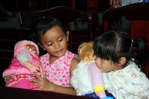 Hai bé nô đùa bên nhau. Ảnh: Phước Tuấn