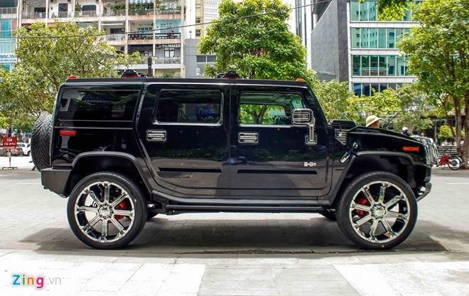 Hummer H2 do vanh 24 inch tren pho di bo Nguyen Hue hinh anh 2