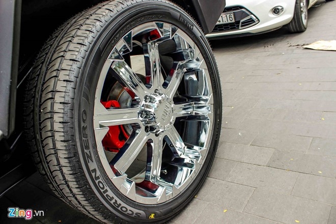 Hummer H2 do vanh 24 inch tren pho di bo Nguyen Hue hinh anh 7