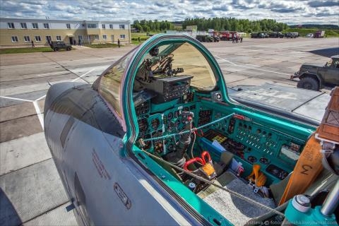Tiem kich tuong lai MiG-41 doi dau nguoi khong lo Boeing X-51