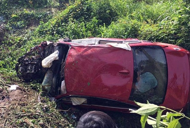 Xe hop lao xuong suoi lam 2 nguoi chet, 5 bi thuong hinh anh 1