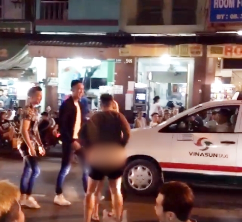 Clip: Đôi trai gái Tây vừa tụt quần vừa nhảy nhót gây xôn xao ở phố Bùi Viện - Ảnh 2.