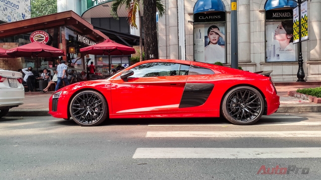  Chiếc xe vừa ra biển số sau khi được bổ sung vào bộ sưu tập siêu xe khá đồ sộ của Phan Thành. 