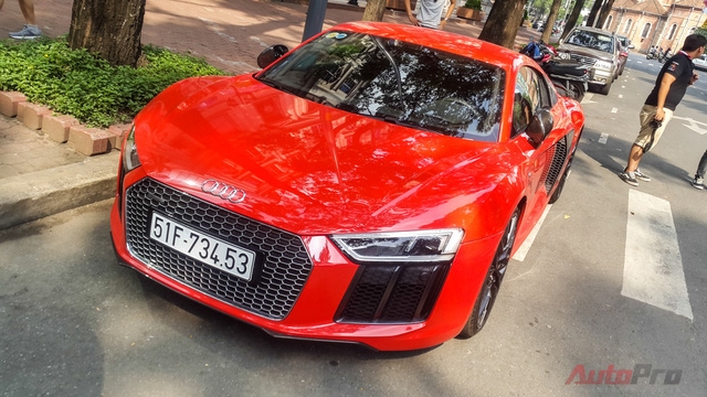  Audi R8 V10 Plus sở hữu động cơ dung tích 5.2 lít công suất 602 mã lực, cho khả năng tăng tốc 0-100 km/h chỉ 2,9 giây. 