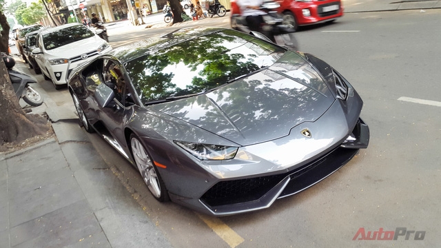  Cùng góp mặt trên đường phố Sài Gòn hồi cuối tuần qua còn có một chiếc Lamborghini Huracan màu xám mới về Việt Nam. 