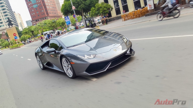  Điều này cho thấy cơn sốt Lamborghini vẫn chưa có dấu hiệu hạ nhiệt tại Việt Nam. Hiện chưa rõ ai là chủ nhân của chiếc Huracan mới nhất này. 