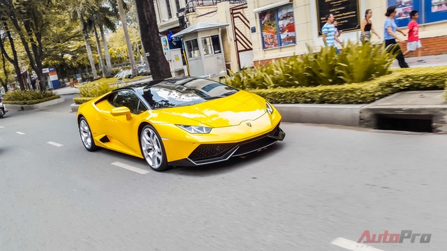  Nổi bật nhất là chiếc Lamborghini Huracan màu vàng mang biển tứ quý 8 của Cường Đô la. 