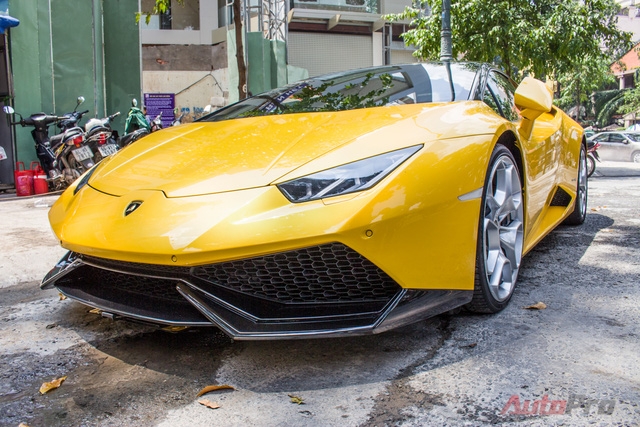  Anh được cho là cầm lái chiếc siêu xe Ý và dạo quanh một số tuyến phố chính của Sài Gòn. 