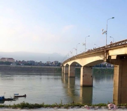 Điều tra vụ người đàn ông nhảy cầu nghi bị truy sát - Ảnh 2