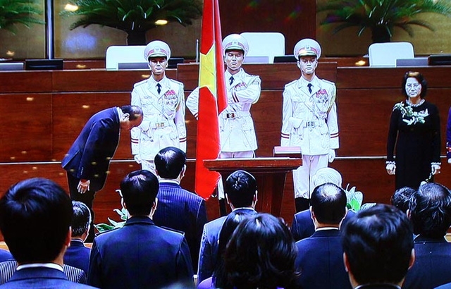  Thủ tướng cúi chào lá cờ Tổ quốc. 