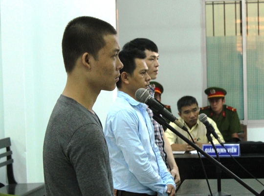  Bị cáo Khỏe (ao xám) kêu oan 