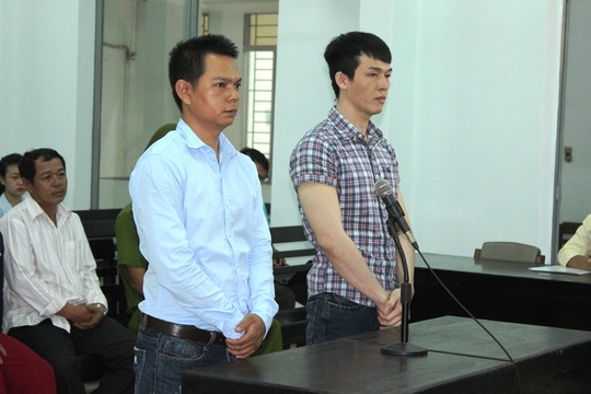  Nguyên hai công an viên xã Vạn Long là Tâm (trái)và Phát 