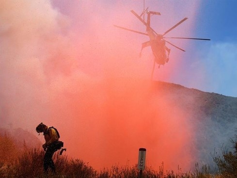 Cháy rừng dữ dội ở Mỹ, hàng chục ngàn người sơ tán - ảnh 1
