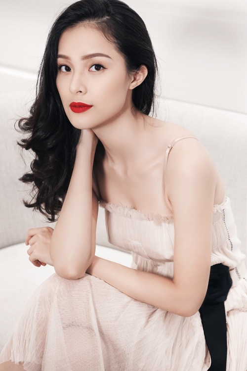 Ren và lụa vẫn là hai chất liệu chủ đạo được nhà thiết kế giới thiệu trong bộ sưu tập mới nhất của mình.