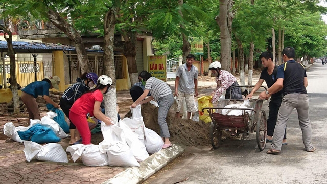  Người dân tại khu du lịch Đồ Sơn gia cố, chằng chống nhà cửa bằng các bao cát. 