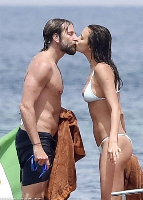 irina shayk dien bikini nho xiu, goi cam ben nguoi tinh hinh anh 2