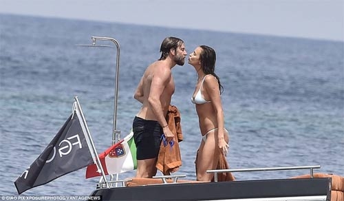 irina shayk dien bikini nho xiu, goi cam ben nguoi tinh hinh anh 4