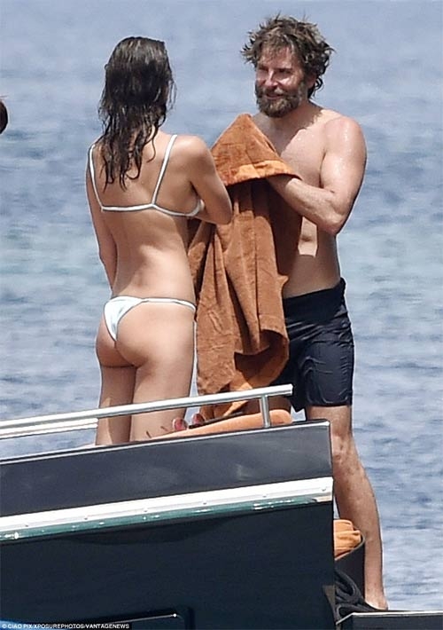 irina shayk dien bikini nho xiu, goi cam ben nguoi tinh hinh anh 5