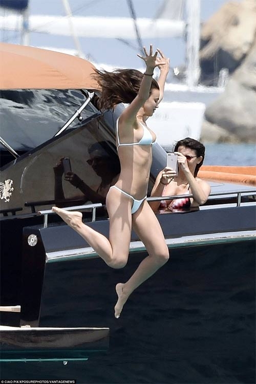 irina shayk dien bikini nho xiu, goi cam ben nguoi tinh hinh anh 7