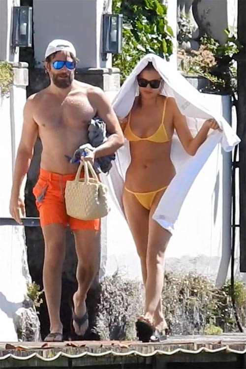 irina shayk dien bikini nho xiu, goi cam ben nguoi tinh hinh anh 9