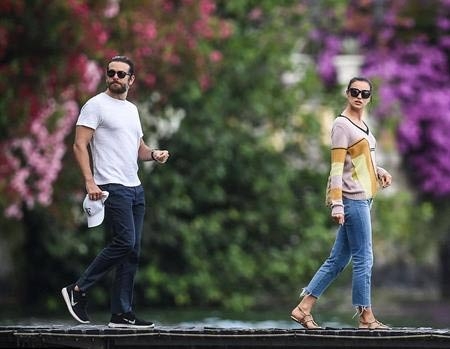 irina shayk dien bikini nho xiu, goi cam ben nguoi tinh hinh anh 10