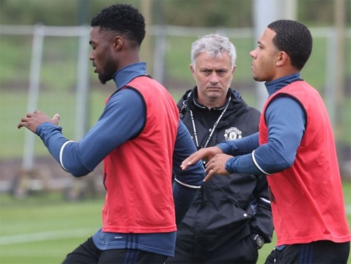 mourinho-bat-ca-doi-man-utd-tap-tu-sang-tinh-mo
