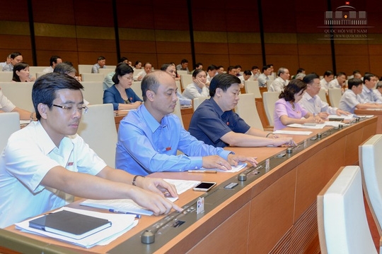  Các đại biểu QH bấm nút thông qua danh sách cơ cấu số lượng Chính phủ nhiệm kỳ 2016-2021 - Ảnh: Quochoi.vn 