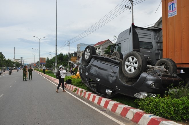 Oto lat ngua sau va cham, 6 nguoi bi thuong hinh anh 1
