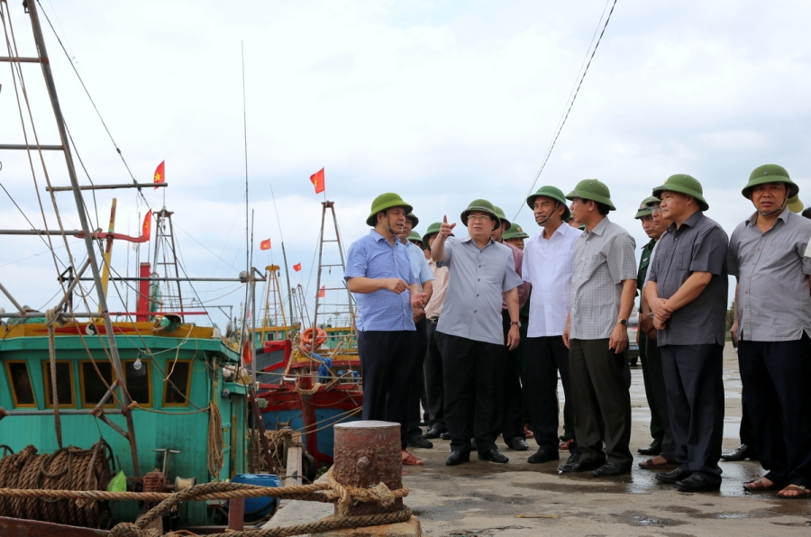 Phó Thủ tướng Trịnh Đình Dũng kiểm tra nơi neo đậu tàu thuyền của ngư dân tại tỉnh Thái Bình.