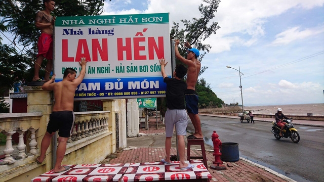 Các nhà hàng tháo biển quảng cáo trước giờ bão đổ bộ. 