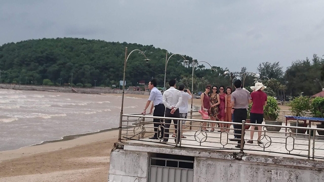  Một số ít khách du lịch cố tận hưởng cảm giác bão ở Đồ Sơn trước khi rời đi. 