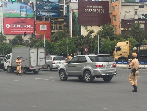 Tước hàng loạt phù hiệu Bộ Công an gắn trên ô tô tư nhân - ảnh 7