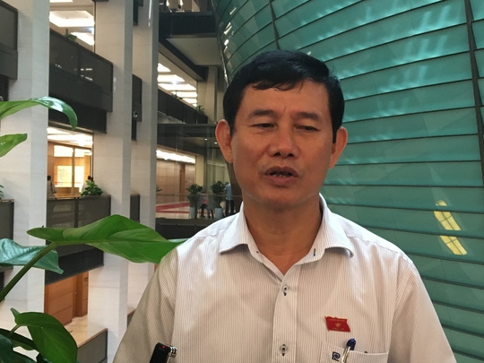  ĐBQH Nguyễn Ngọc Phương trả lời báo chí bên hành lang QH - Ảnh: Văn Duẩn 