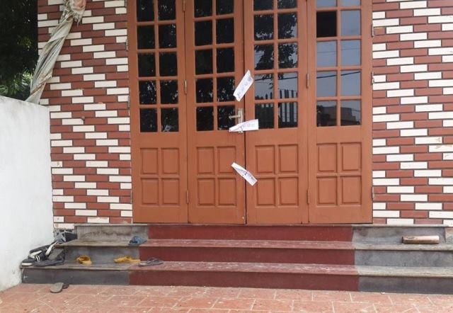  Hiện ngôi nhà của Trần Bá Chiển đã bị lực lượng chức năng niêm phong để ngăn chặn mọi người kích động, đập phá đồ đạc. Ảnh: N.T 
