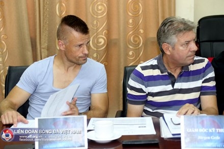 Hai chuyên gia người Đức, ông Jürgen Gede - GĐKT (phải) và ông Martin Forkel - HLV thể lực