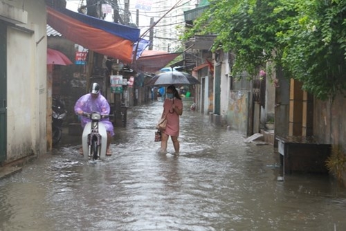 Nhà ngập sau bão, người dân Hà Nội be bờ, tát nước - ảnh 1