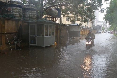 Nhà ngập sau bão, người dân Hà Nội be bờ, tát nước - ảnh 2