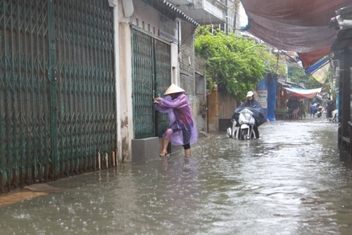 Nhà ngập sau bão, người dân Hà Nội be bờ, tát nước - ảnh 3