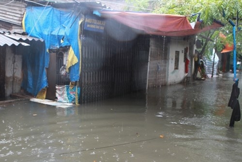 Nhà ngập sau bão, người dân Hà Nội be bờ, tát nước - ảnh 4