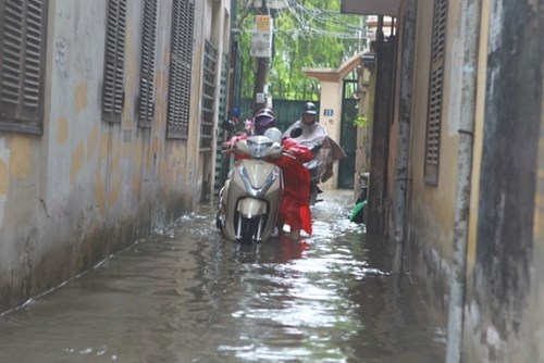 Nhà ngập sau bão, người dân Hà Nội be bờ, tát nước - ảnh 5