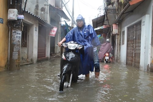 Nhà ngập sau bão, người dân Hà Nội be bờ, tát nước - ảnh 6